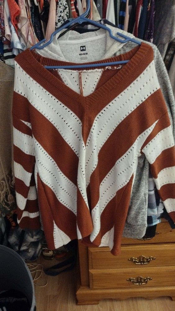 Women's Sweater (Size Medium)