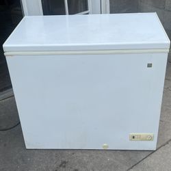 GE 7.0 Cu Ft Manual Defrost  Chest Freezer