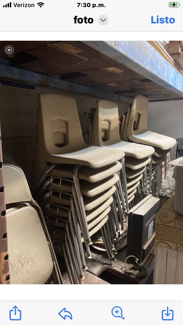 VENDO 24 SILLAS EN BUENAS CONDICIONES PIDO $100 Obo.