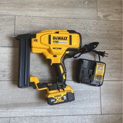 DeWALT 20V MAX Li-Ion XR 18GA Narrow Crown Stapler DCN681  