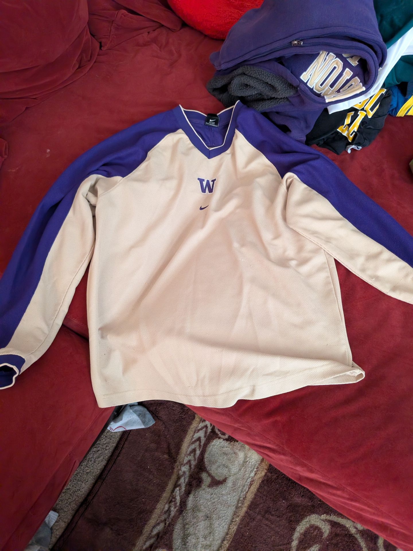 Nike Huskies size medium mens