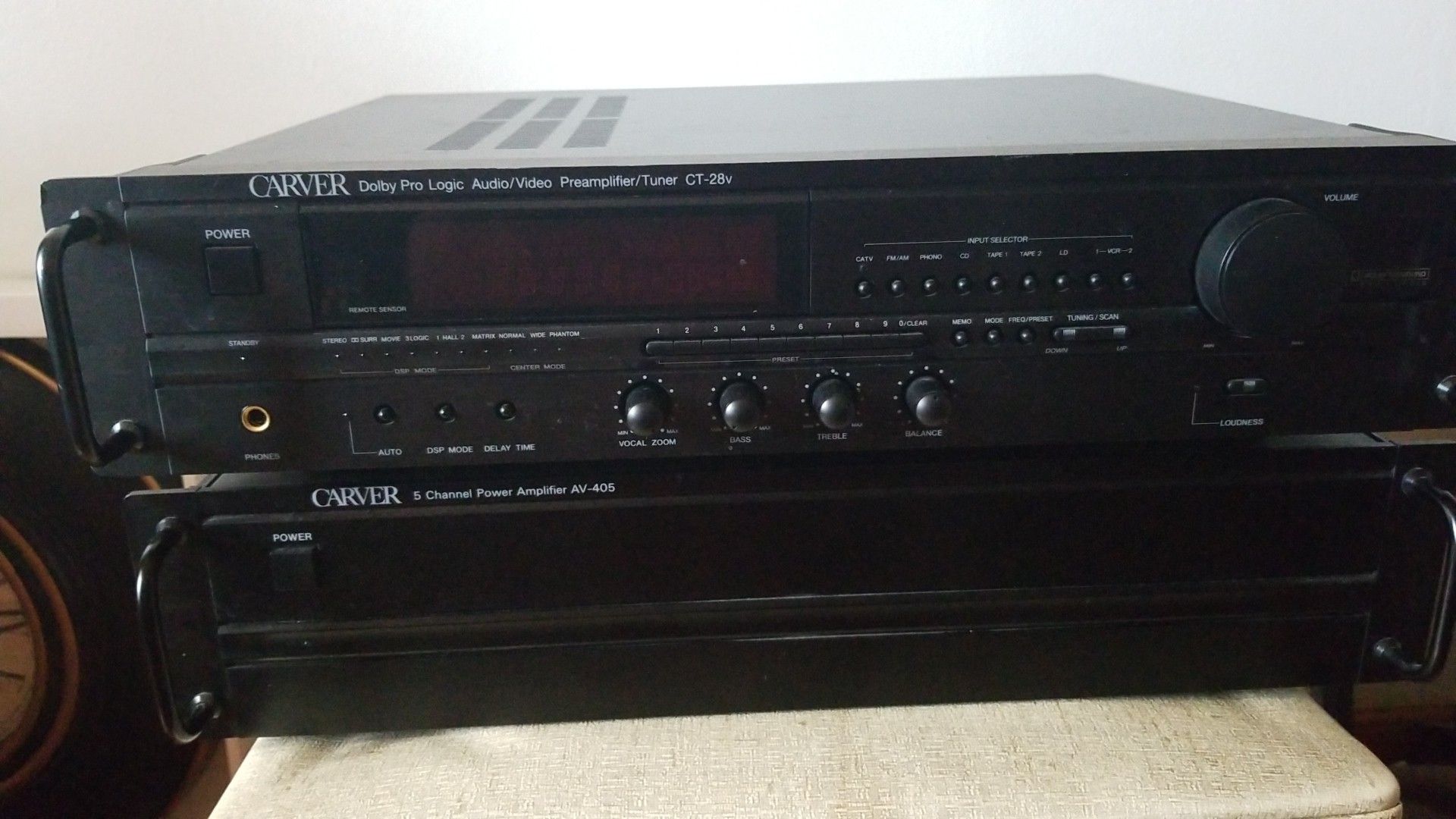 Carver PreAmplifier/Tuner Ct-28v & Carver 5ChannelPower Amplifier Av-405