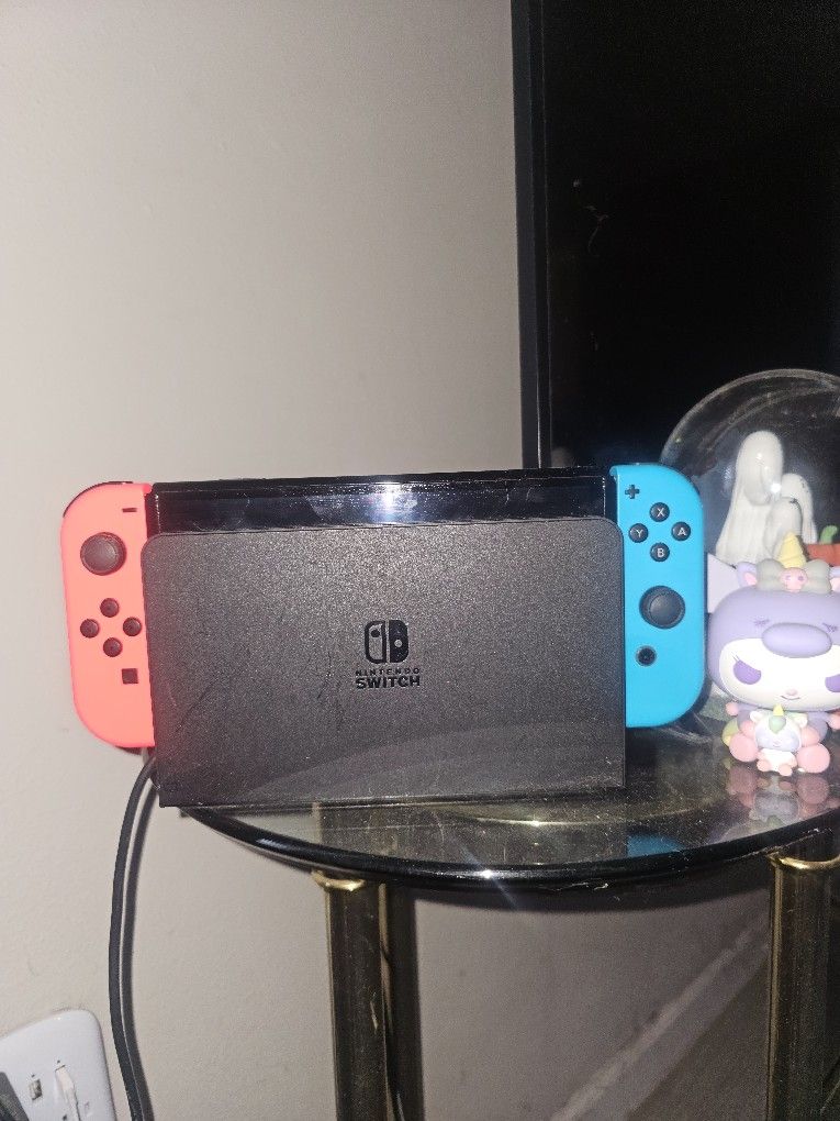 OLED Nintendo Switch W/ Mario Kart 8 Deluxe