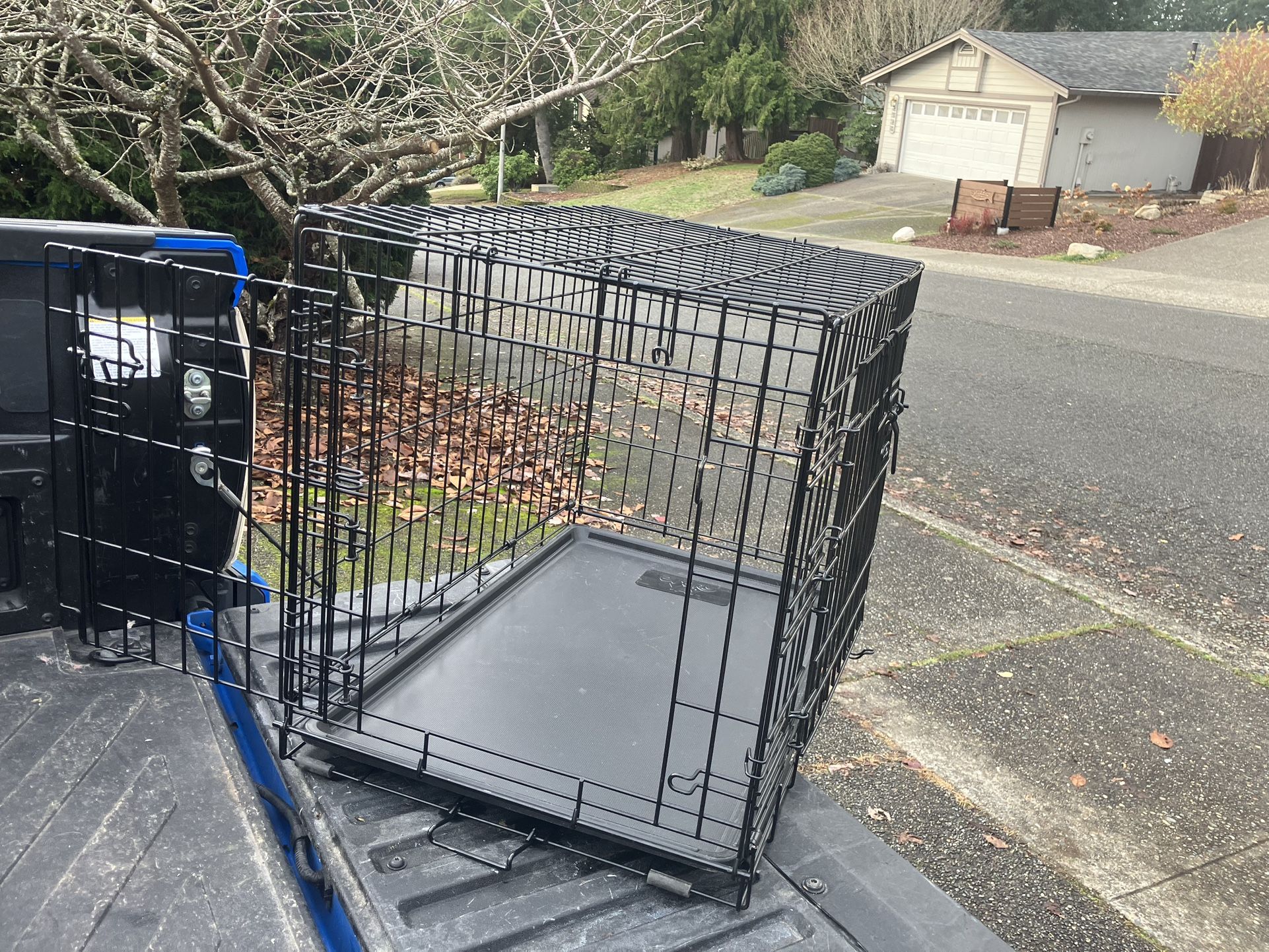Medium Dog Kennel Crate Collapsible like New 30” L by 19” W 21”H