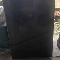 Black Mini Fridge But Taller Than Most Mini Fridges.  Works Great Icy Cold And Door Shuts And Seals Right No Damage 