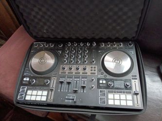 Traktor Kontrol S4 MK3 DJ Controller + Hard Travel Case