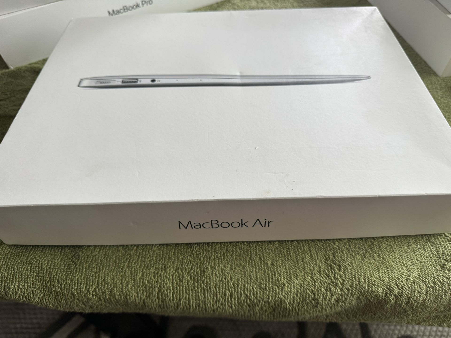 Empty Box MacBook Air 13’