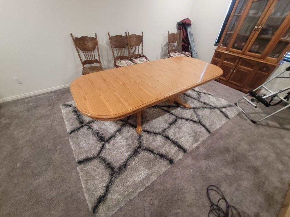 DINING ROOM TABLE AND CHAIRS 