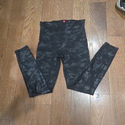 Spanx Look At Me Now Camouflage Leggings, Black/Gray, L
