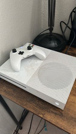 Xbox one s in good condition 1 tb