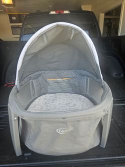 Graco Baby Bassinet with Canopy travel