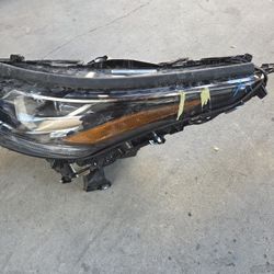 Toyota Highlander 2023 Driver Side Headlight 