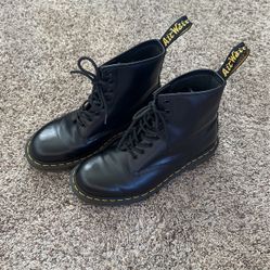 Dr. Marten’s Air Wair 1460 SMOOTH LEATHER LACE UP BOOTS