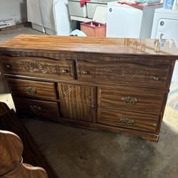  Dresser