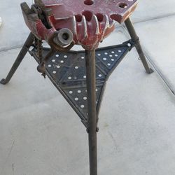 REED TRIPOD PIPE VISE