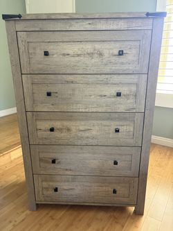 Farmhouse Design 5 Drawer Chest