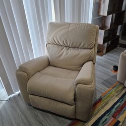 La-Z-Boy Electric Recliner w/Hand Button Switch