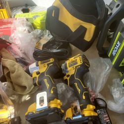 DEWALT XTREME 2-Tool 12V MAX XR Brushless
Drill/lmpact Driver with Bag (2-Batteries and Charger
Included)