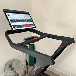 Pelo-ton-Treadmill