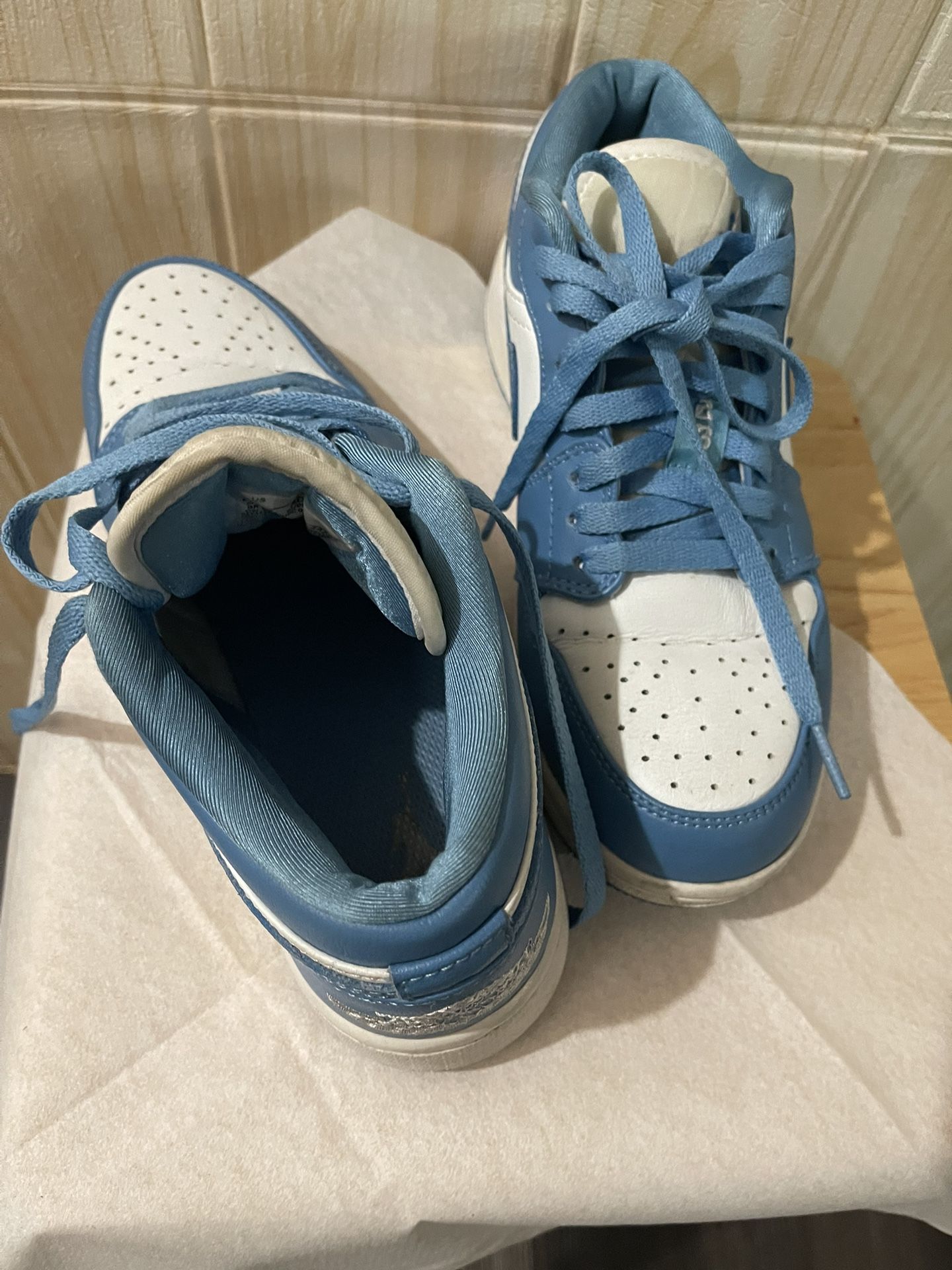 This is an authentic pair of Air Jordan 1 Low "UNC" sneakers. Barely use ladies size 6 ladies