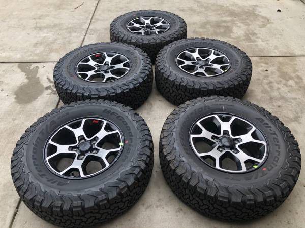 Factory OEM Stock ((brand new)) Jeep Rubicon wheels and tires set of 5 With a BF Goodrich Ko2 LT285/70/17