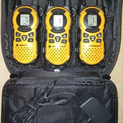 Motorola Walkie Talkies , Set Of 3 With Charger. Model MT351R  2 Way Radio , Older Model. They Power Up. 