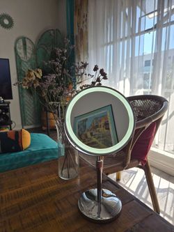 8' Lighted Makeup Mirror