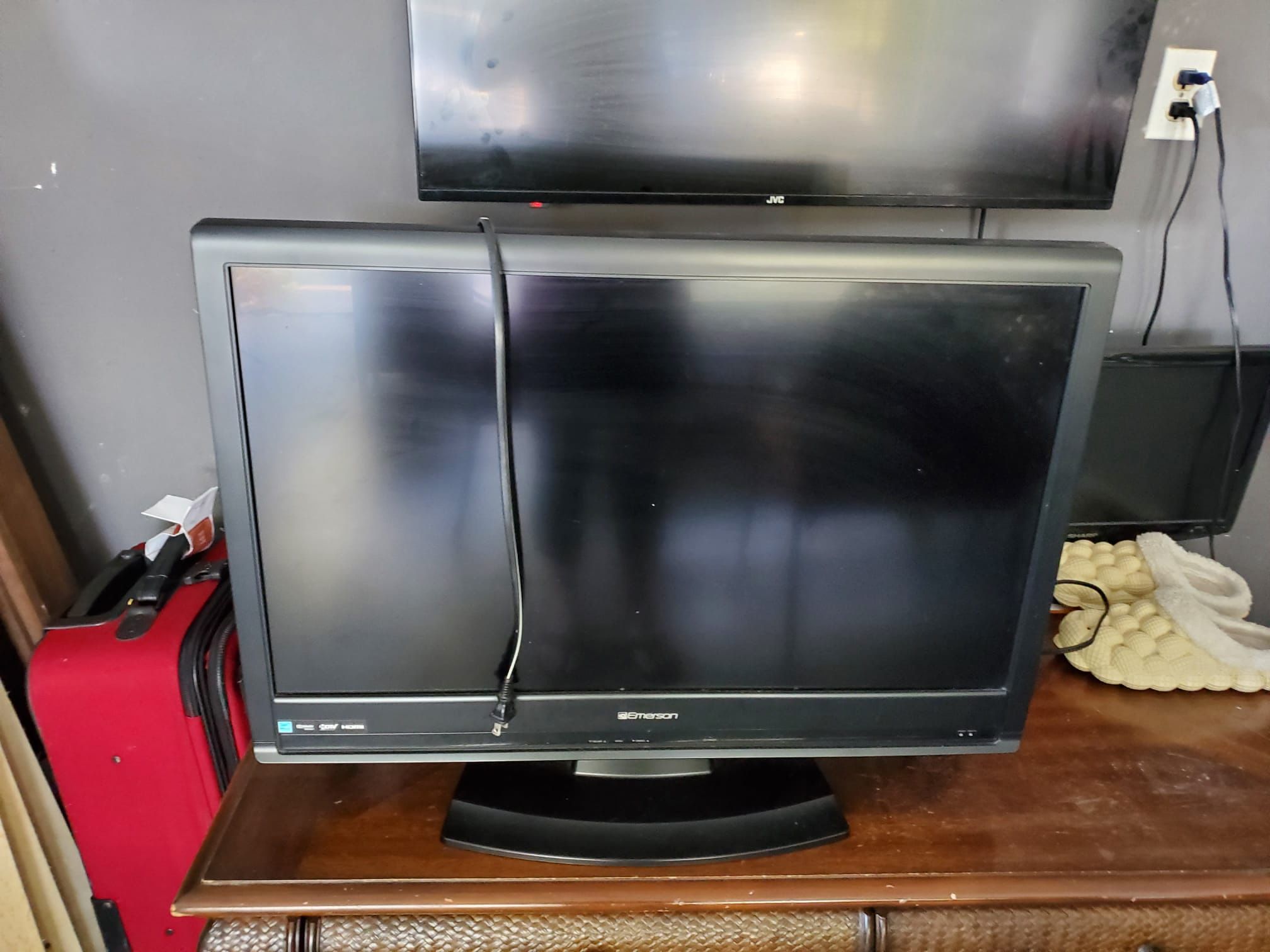 32 tv work good 30 dollars or best offer