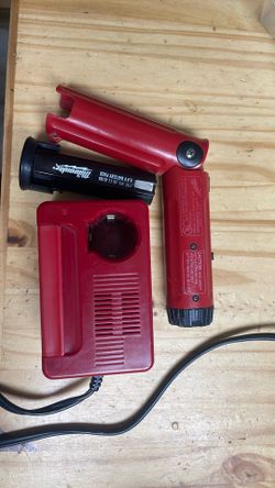 Milwaukee screw driver / battery / charger