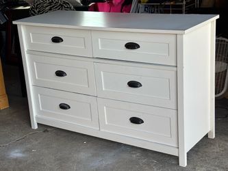 Nice white chest of drawers