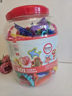 Sweet Creations by Good Cook 94 Cookie Cutters Set. Cookie Cutters Bucket.