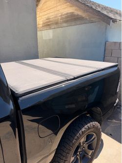 Truck bed cover (5’7”)