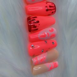 Pink Scream Press Ons