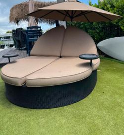 Outdoor Patio Daybed with Canopy – Excellent Condition