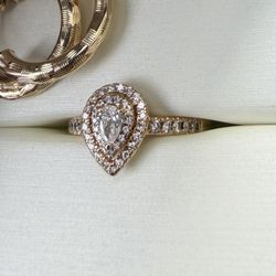 18k gold Pear Shape Diamond Ring 
