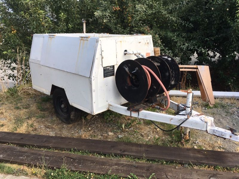 Tow behind air compressor 125 LeRoi