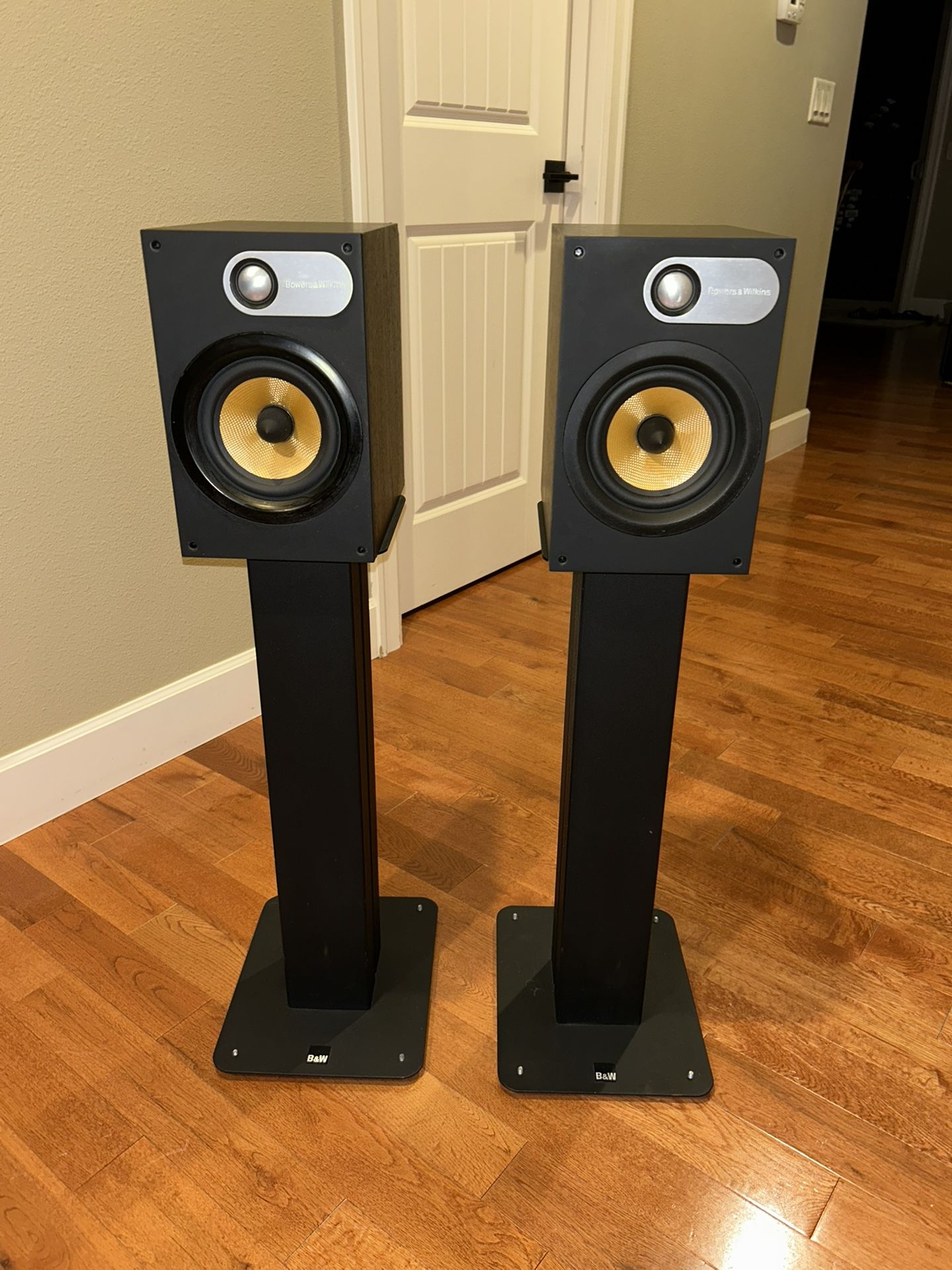 Bowers & Wilkins B&W 686 with B&W stands