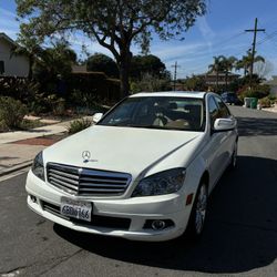 White Mercedes Benz C300 - CLEAN TITLE