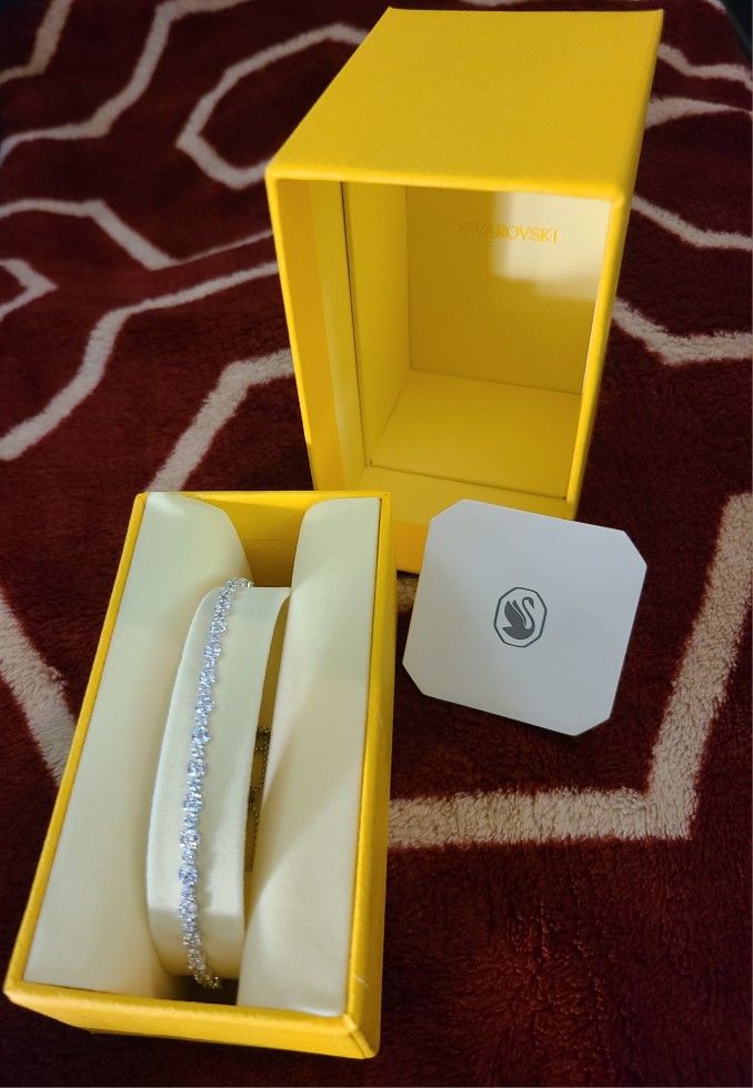 Brand NEW Swarovski Matrix Tennis Bracelet (Mixed round cuts, White, Rhodium plated)