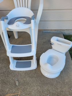 Toddler Toilet seat with steps. Toilet helper with seat. Looks new
