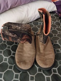 Boys Camouflage Boots Size 5 15 Dollars 
