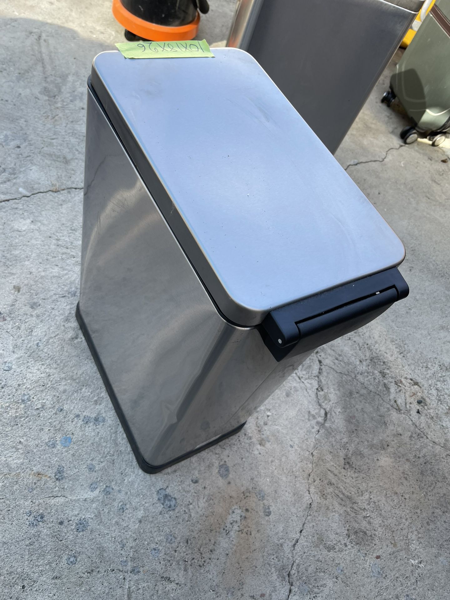 Excellent Condition, 13 Gallons Bag, Size Trash Cans