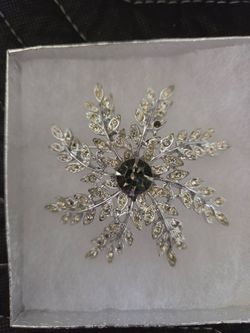 Vintage pin. Like new. 1 small stone missing