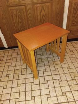 Small blonde wood nightstand/end table