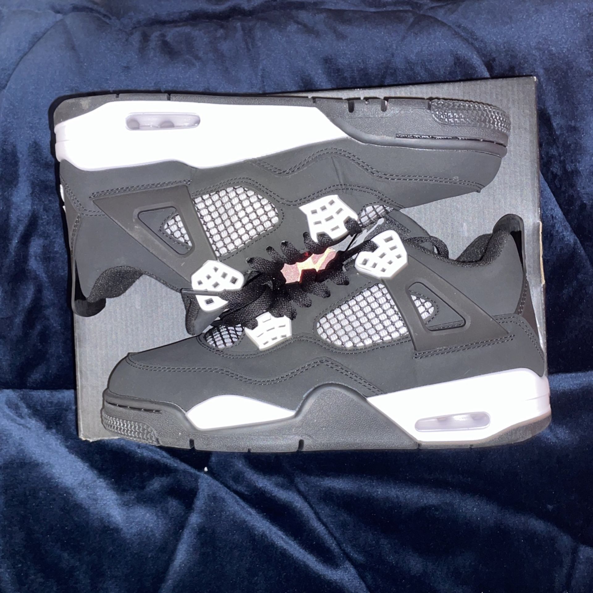 Jordan 4 White Thunders Size 7 Men