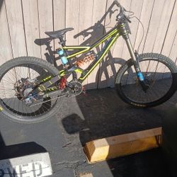 SPECIALIZED  LARGE DH BIKE