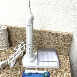 Oral B Electric Toothbrush with 1 Brush Head