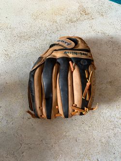 Leather baseball glove