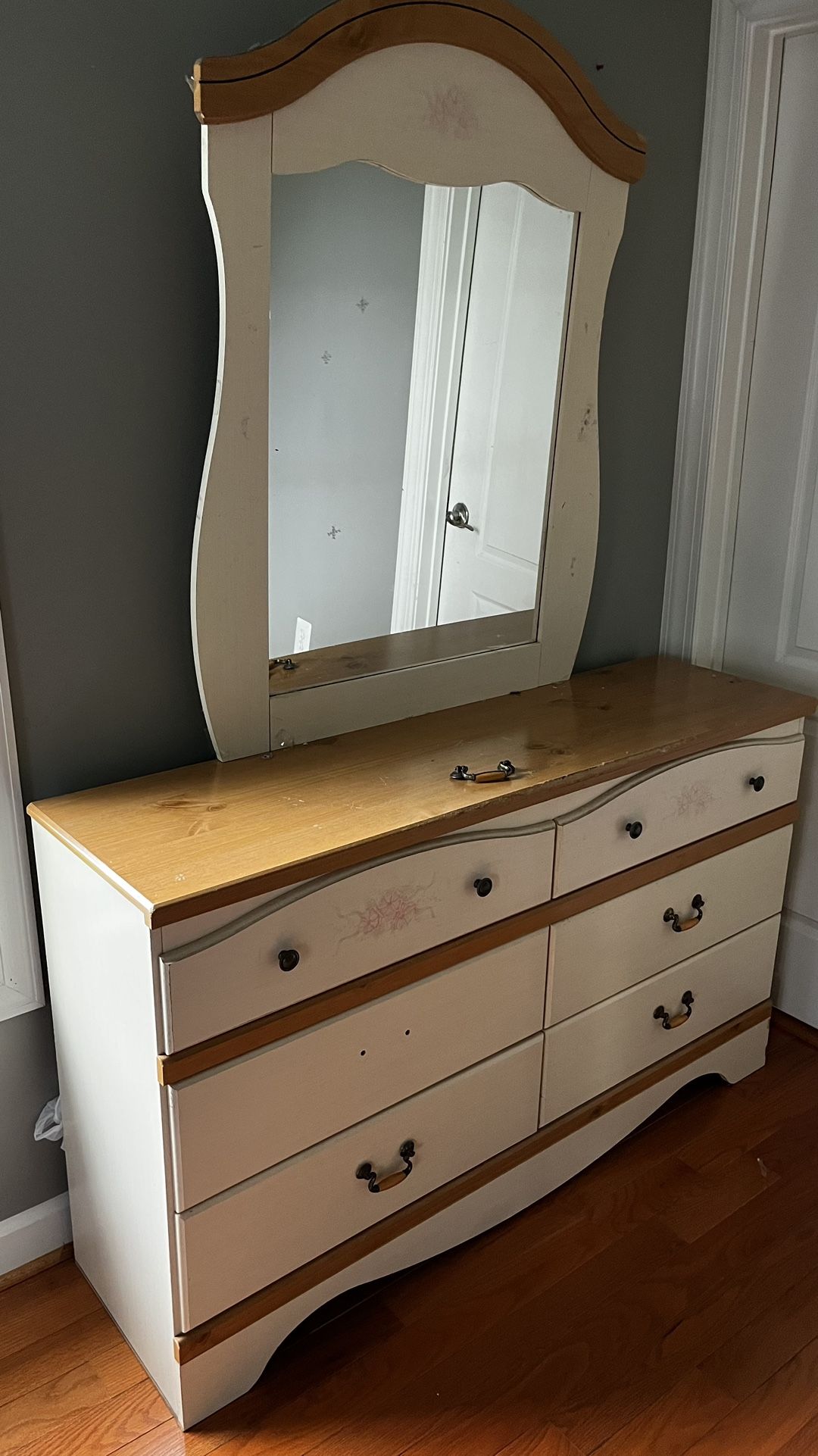Dresser With Mirror