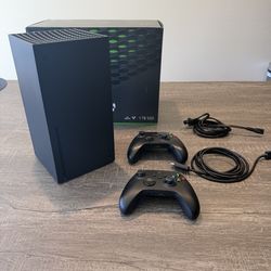 Xbox Series X + 2 Controllers